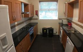 4 Bedrooms, 3 Bathrooms, Comfy Beds, 5 Netflix Tvs & Van Parking